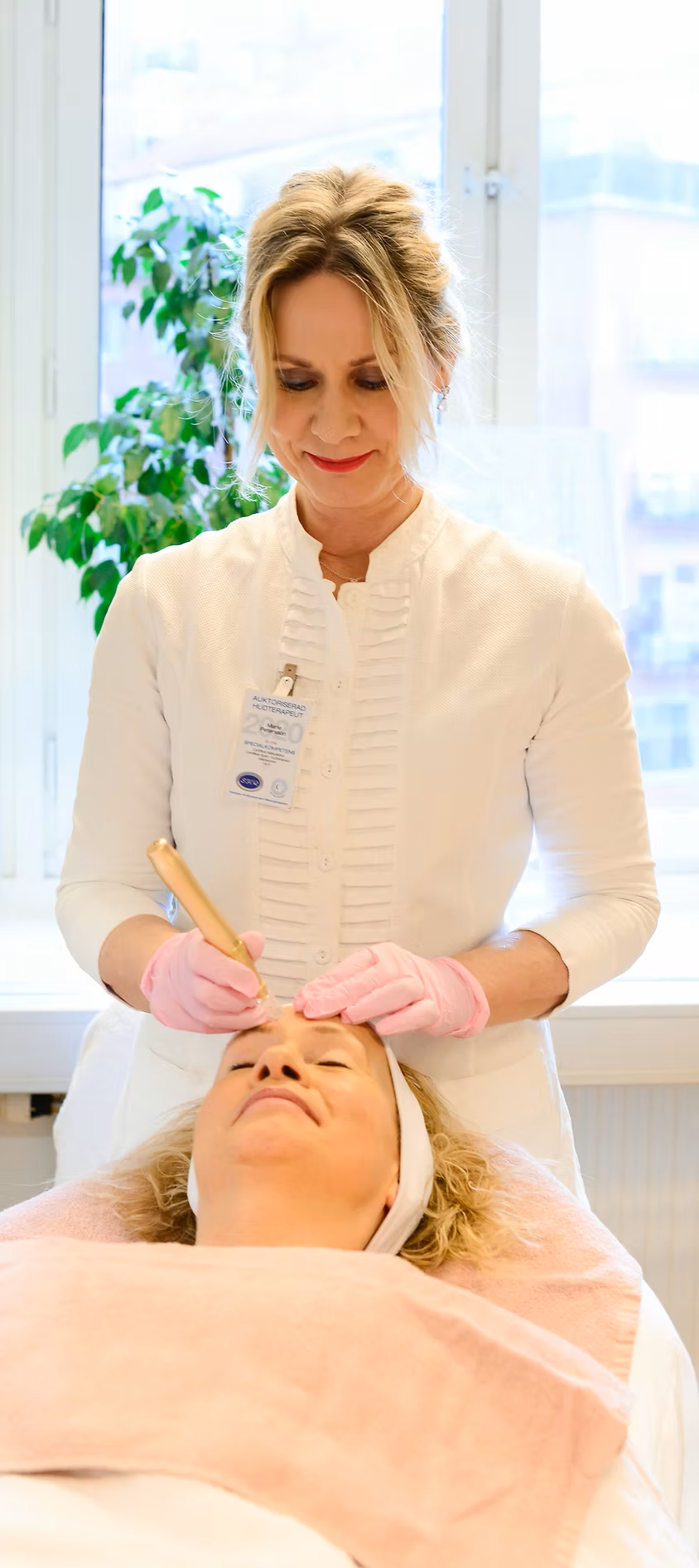 Marie med kund i behandlingssituation